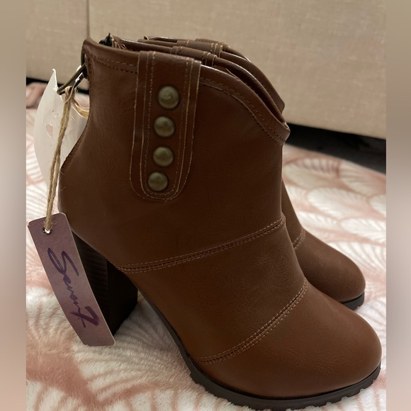 Boots | Comfortable | Size 7 - Picture 2 of 5